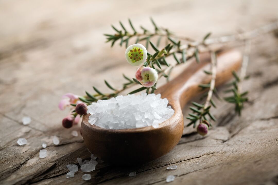 Some people have managed to overcome toenail fungus with sea salt baths. 