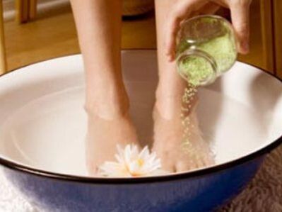 Boil your feet before using folk remedies for onychomycosis
